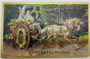 Saluti~Auguri~Carrozza a cavallo per coppia ben vestita~Cartolina vintage - Foto 1 di 4