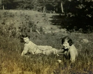 Zwei Frauen liegen im Gras s/w Foto 2,25 x 3,75 - Bild 1 von 3
