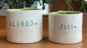 Juego de servidores porta cuencos y hoyos de cerámica de estudio hechos a mano verde y blanco - Imagen 1 de 3
