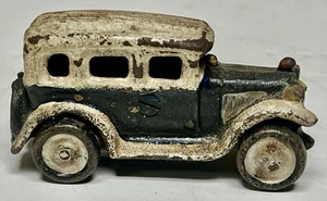 Coche de policía vintage de hierro fundido sedán de 4 1/4" de largo blanco y negro/azul juguete antiguo - Imagen 1 de 6
