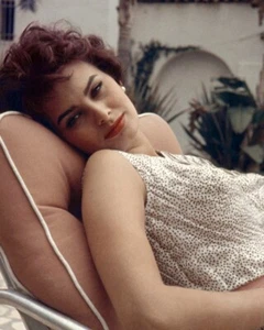 Hermosa foto a color 8x10 Sophia Loren sensual estrella italiana posando años 50 - Imagen 1 de 1
