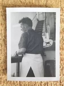 MAN AT SILK STAND,CHAUMONT FAIR,FRANCIA,1948.FOTO VINTAGE 4,5" x 3,3"*X2/5 - Foto 1 di 2