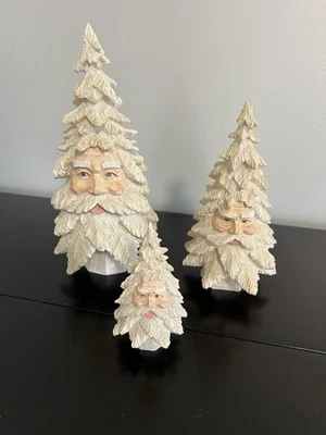 Juego de 3 estatuillas vintage de árboles de mesa esculpidos de Papá Noel Foto 1 de 4