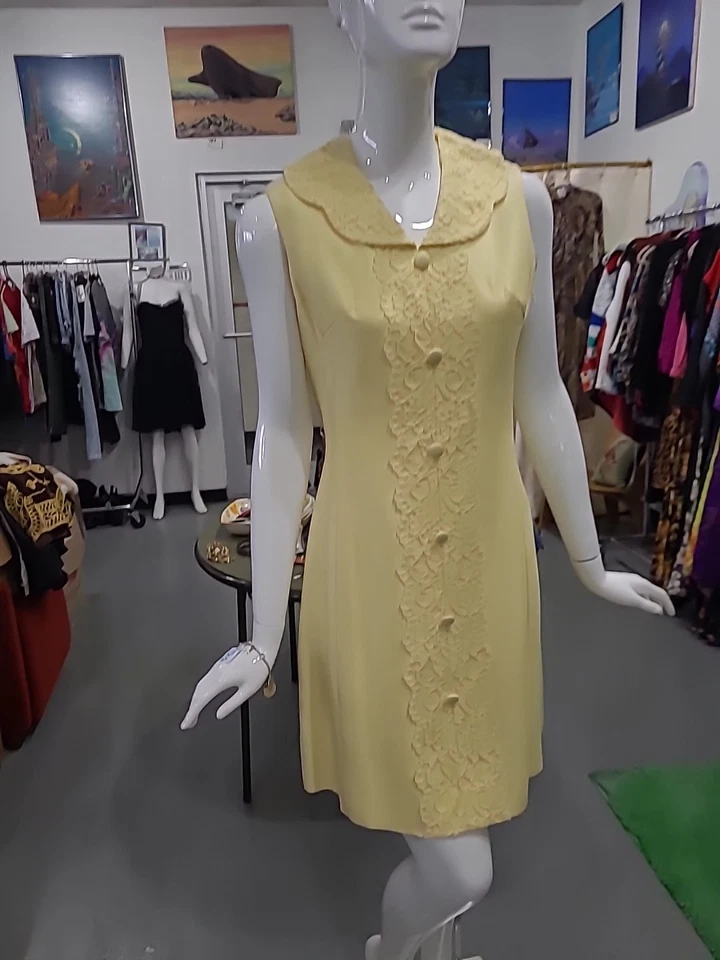 Vestido de gola de renda vintage feito à mão amarelo tafetá com detalhes de botão 💛  - Imagem 1 de 4