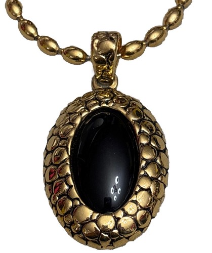 Collana di perle vintage Givenchy placcato nero e oro con ciondolo forma ovale con monogramma
