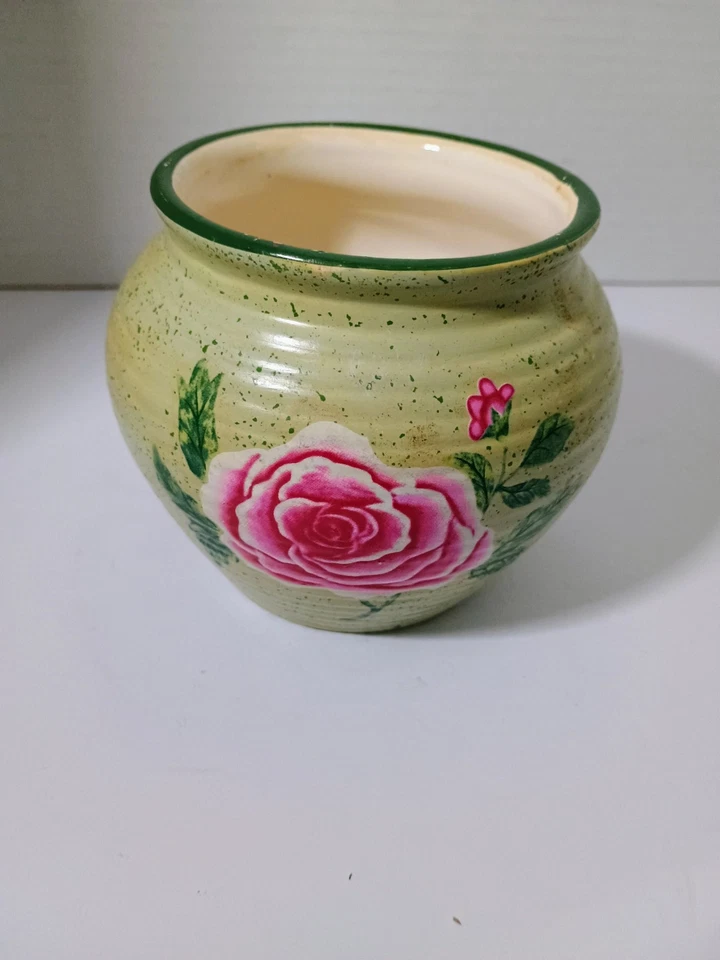 Maceta verde pintada a mano con diseño de flor rosa rosa Foto 1 de 4