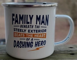 GESCHICHTE UND HERALDIK PERSONALISIERTER FAMILIENVATER HELD EMAILLEGESCHIRR BLECHBECHER 16 OZ.😆 - Bild 1 von 1