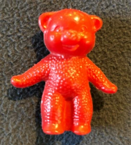 Mini Kunststoff Bär Kunststoff Hohlfigur rot ca. 6 cm groß stehend (163) - Bild 1 von 2