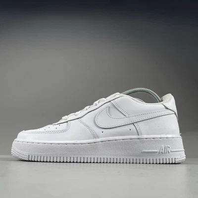 Tênis Nike Air Force 1 triplo baixo feminino tamanho 6,5Y 8 tênis casual em excelente estado usado - Imagem 1 de 4