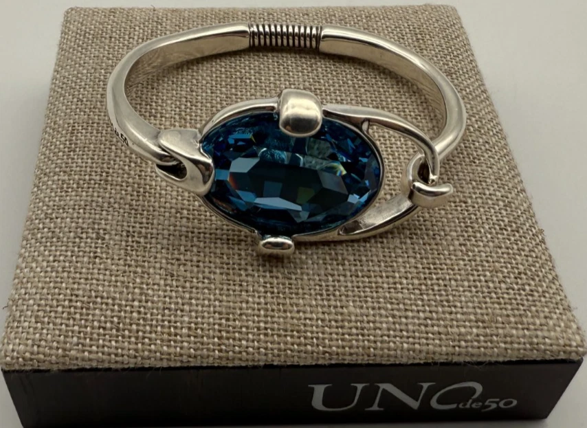 NUEVO Brazalete Uno de 50 SER DESLUMBRANTE Cristales Azules Plateado Talla Mediana Foto 1 de 4