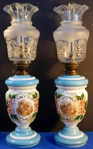 COPPIA GRANDI LAMPADE PETROLIO IN OPALINA, DIPINTE- PUTTI E FIORI- LANTERNE - Imagen 1 de 9