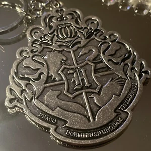 Seven20 Harry Potter Hogwarts Crest Diecast Metal Keychain - Picture 1 of 9
