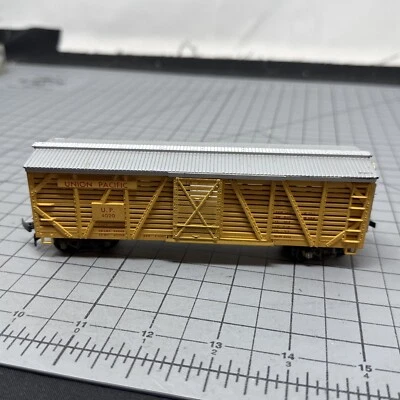 HO Scale Mantua, 40' Stock Box Cattle Car, Union Pacific, Yellow, UP #4020 Built - Image 1 of 4