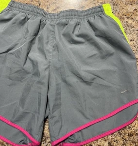 Girl’s Nike Dri Fit Shorts Size XL - Picture 1 of 3