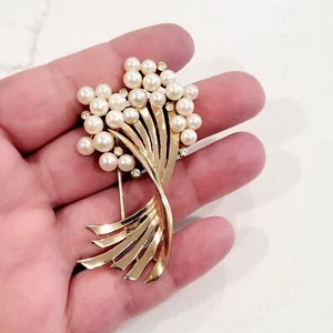 Crown Trifari Faux Pearl Rhinestone Swirl Brooch Gold Tone Cluster Bouquet MCM - Picture 1 of 19
