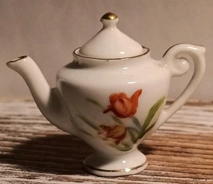 1945 Miniature Dollhouse Porcelain 1.5" Teapot Marked Occupied Japan Grannycore - Picture 1 of 10