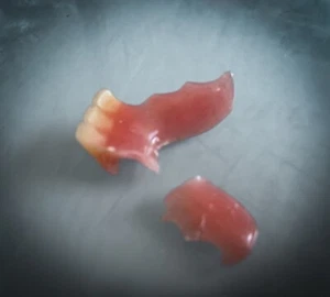  **Beleben Sie Ihr Lächeln mit professionellem Zahnersatzreparaturservice!** 🙂 🙂 🙂 - Bild 1 von 2