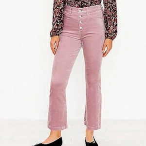 Pantalones recortados con botones de terciopelo LOFT en neblina de lavanda talla 25 altos ret $80 - Imagen 1 de 5
