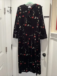 Diamond Tea Black Velvet 1/2 Zip Robe Lounge Coat Red Flower Zipper  Kimono M - Picture 1 of 10