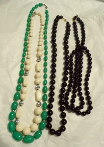 Lotto di 4 collane lunghe con perline bigiotteria vintage verde, bianco e nero - Foto 1 di 10