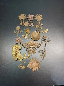 17 hohle Messing Kupfer Blumen Blatt und Medaillons für Verzierungen Basteln - Bild 1 von 6