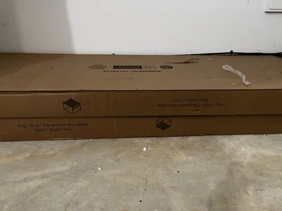 Cama con dosel de metal DHP Remna King en negro Foto 1 de 4