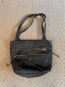 Bolso de hombro Hobo International de cuero negro con bolsillos dobles con cremallera - Imagen 1 de 4