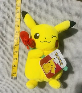 Pokémon Pikachu Plüsch mit roter Blume zwinkernd  - Bild 1 von 4