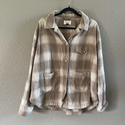 American Eagle Shacket para mujer grande beige tostado franela a cuadros cepillada de gran tamaño Foto 1 de 4