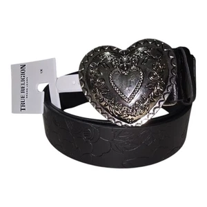 True Religion schwarzer Gürtel mit Blumenprägung und silberner Herzschnalle Übergröße 1X - Bild 1 von 6