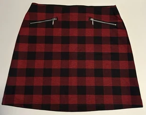 Falda corta para mujer Maurices talla grande roja negra a cuadros detalles con cremallera” - Imagen 1 de 5