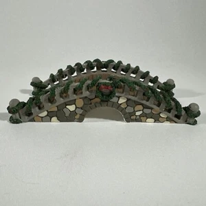 Corona de vacaciones de piedra de 7 pulgadas Trim a Home Village Bridge decoración vintage de Navidad - Imagen 1 de 6