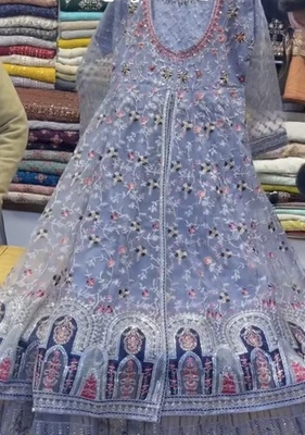 Impresionante vestido Mehendi de diseñador paquistaní Foto 1 de 4