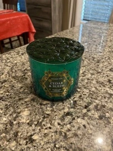 ALL NEW Cedar & Suede 3-Wick Candle 25-45 burn hours 14.5 oz Bath & Body Works - Picture 1 of 2