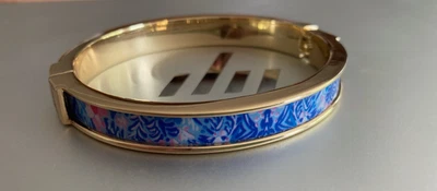 全新带标签 Lilly Pulitzer 金色磁性照片体手镯蓝色 Peri 尺寸 M/L 免运费 — 第 1/4 张图片