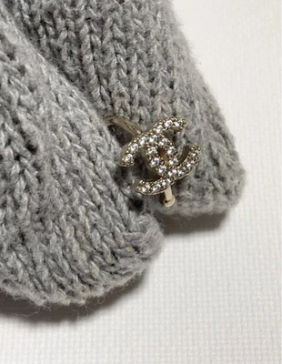 CHANEL leicht gebrauchter seltener Lippenring Strass Coco Mark Chanel Logo Accessoire - Bild 1 von 4