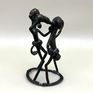 Estatuilla africana de bronce Ashanti hombre de medicina tribal tratando oreja de hombre - Imagen 1 de 11