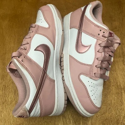 Nike Dunk Low GS Rosa Veludo Rosa Esmalte Branco Vernis Rosa DO6485-600 Tamanho 7Y - Imagem 1 de 4