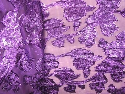 Tela de gasa metálica en relieve Flora color púrpura por yarda 45" de ancho Foto 1 de 3