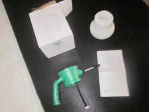 plastic spray bottle for indoor usages plants etc in own box green white colour - Picture 1 of 14