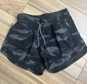 Athleta Girl All Play Shorts Girl's Small 7 Athletic Black Camo Zip Pockets - Picture 1 of 4