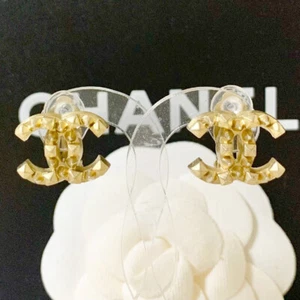 Auténticos pendientes de clip con logotipos Chanel CC tono dorado 03P #42829 - Imagen 1 de 4