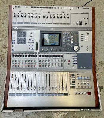 Tascam DM 3200 48-Kanal Digitalmischpult + Firewire Card inklusive Case  - Bild 1 von 4