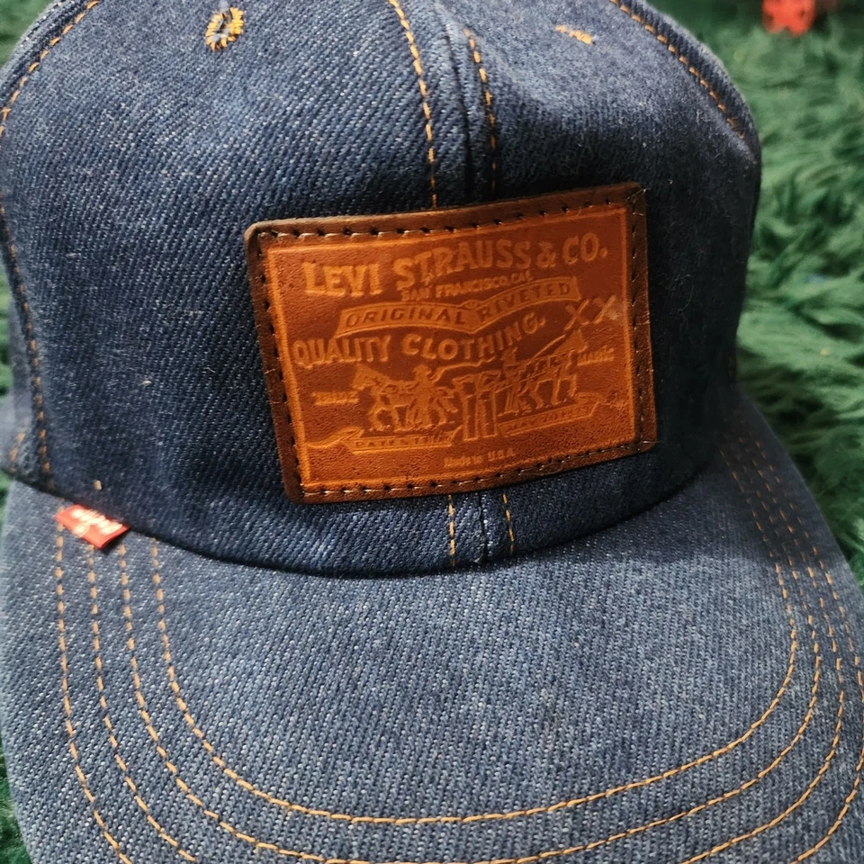 Sombrero de mezclilla Levi’s vintage hecho en EE. UU. Gorra con parche de cuero con cierre de correa Foto 1 de 4