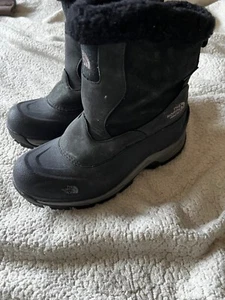 North face  womens Snow Boots size 7.5 - Picture 1 of 4