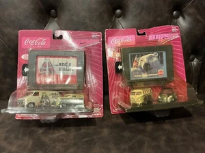 Cartelloni pubblicitari Johnny Lightning Coca Cola uscita #1 e 2 scala 1/64 auto - Foto 1 di 17