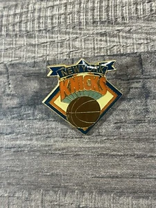 Spilla bavero/cappello basket NBA 1988 New York Knicks - Foto 1 di 2