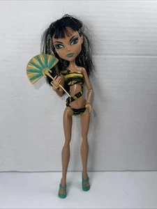 Monster High Cleo De Nile Puppe Gloom Beach Fan - Bild 1 von 9