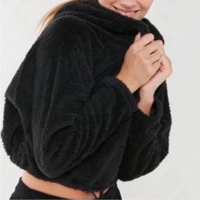 BB Urban Outfitters Tilly Acogedora Sudadera con Capucha Negra Piel Sintética Pequeña Foto 1 de 4