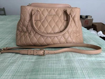 Bolso Emma Vera Bradley Cuero Acolchado Beige Foto 1 de 4